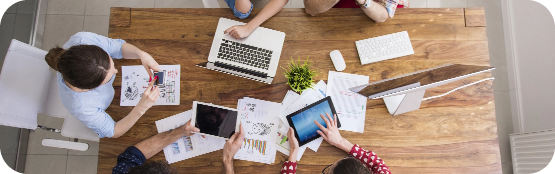 vista-superior-equipo-companeros-trabajo-trabajando-oficina